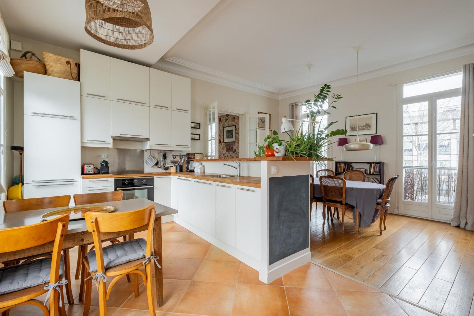 Veeve - Flowers In Saint-martin Apartment Paris